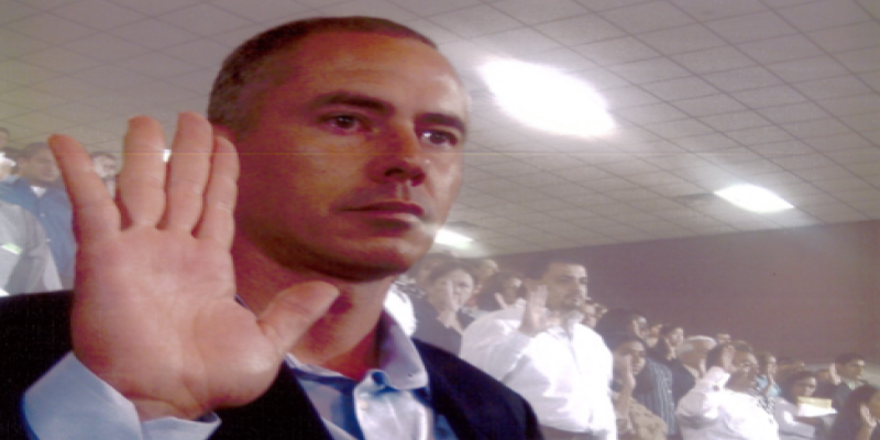 Roberto Contreras III taking the Oath of Allegiance at his naturalization ceremony.